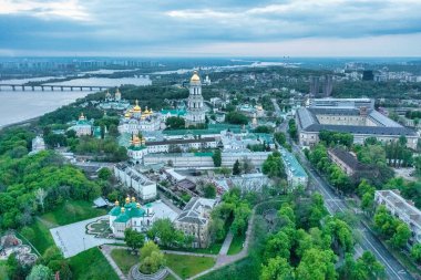 Şafak vakti Kiev-Pechersk Lavra 'nın yoğun sisle kaplı hava manzarası. Kiev, Ukrayna