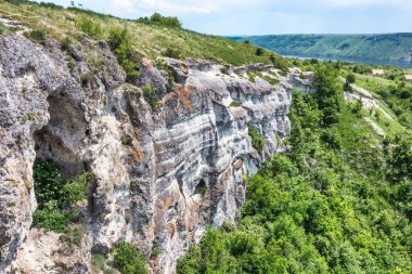 Dinyester Nehri 'nin küçük bir kolunda muhteşem bir hava manzarası. Resimli kıyıları var. Ulusal Doğa Parkı Podilski Tovtry, Dinyester Nehri, Ukrayna. Uçan İHA 'dan güzel manzara.