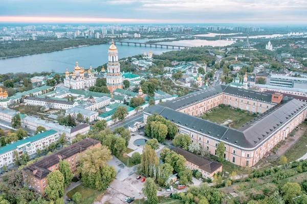 Şafak vakti Kiev-Pechersk Lavra 'nın hava manzarası. Kiev, Ukrayna