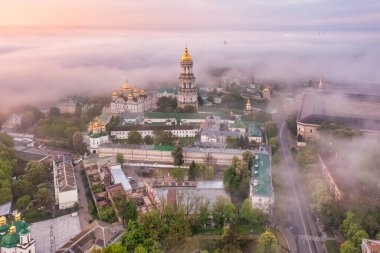 Şafak vakti Kiev-Pechersk Lavra 'nın yoğun sisle kaplı hava manzarası. Kiev, Ukrayna