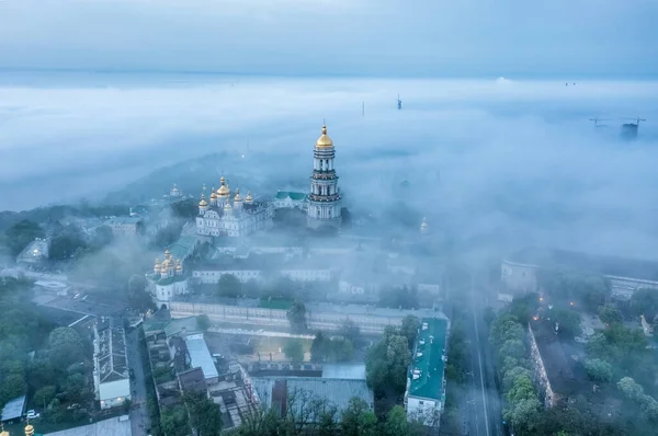 Vista Aérea Lavra Kiev Pechersk Amanecer Cubierta Espesa Niebla Kiev — Foto de Stock