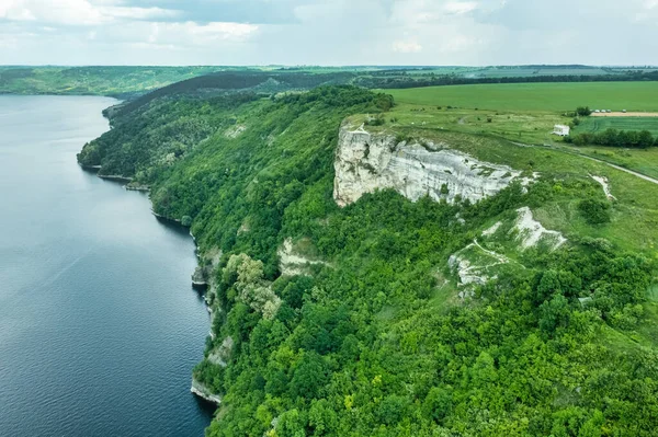 Dinyester Nehri 'nin küçük bir kolunda muhteşem bir hava manzarası. Resimli kıyıları var. Ulusal Doğa Parkı Podilski Tovtry, Dinyester Nehri, Ukrayna. Uçan İHA 'dan güzel manzara.