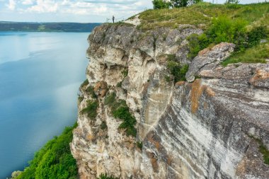 Dinyester Nehri 'nin küçük bir kolundaki muhteşem hava manzarası. Resimli kıyıları var. Ulusal Doğa Parkı Podilski Tovtry, Dinyester Nehri, Ukrayna. Uçan İHA 'dan güzel manzara.
