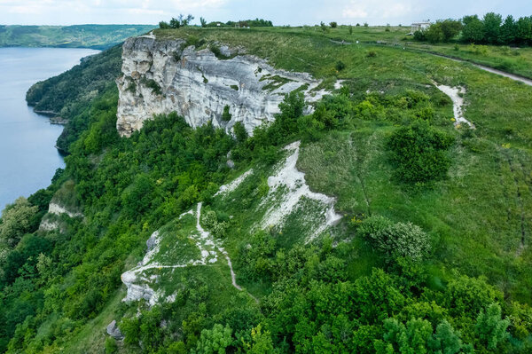 Великолепный вид с воздуха на небольшой приток Днестра с живописными берегами. Национальный природный парк Подольский Товтри, Днестр, Украина. Красивый вид с летающего дрона.