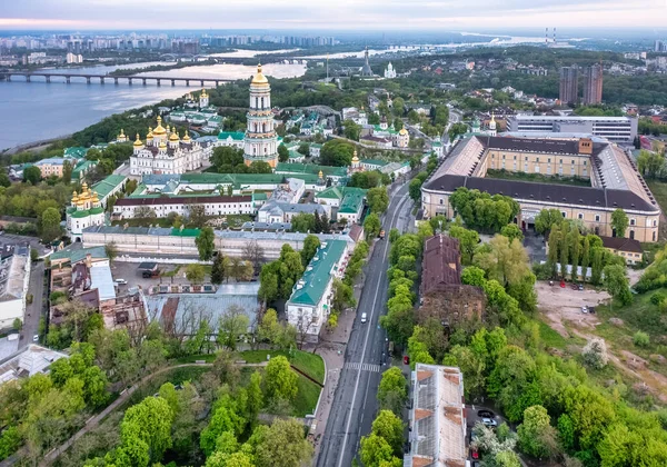 Şafak vakti Kiev-Pechersk Lavra 'nın hava manzarası. Kiev, Ukrayna