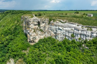 Dinyester Nehri 'nin küçük bir kolundaki muhteşem hava manzarası. Resimli kıyıları var. Ulusal Doğa Parkı Podilski Tovtry, Dinyester Nehri, Ukrayna. Uçan İHA 'dan güzel manzara.