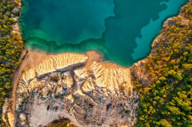 Taş ocağı ve güzel mavi turkuaz suyu olan altın plaj. Bir İHA 'dan havadan fotoğraf. Ukrayna. konsept, tatil, seyahat, doğa ve manzara
