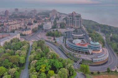 Şafak vakti Salut Hotel 'in güzel manzarası kalın sis altında, Glory Square, Kiev City, Ukrayna hava manzarası, güzel manzara.