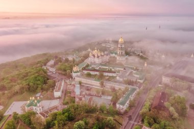 Şafak vakti Kiev-Pechersk Lavra 'nın yoğun sisle kaplı hava manzarası. Kiev, Ukrayna