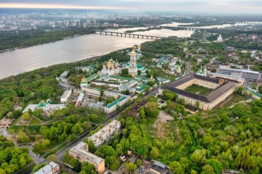 Şafak vakti Kiev-Pechersk Lavra 'nın hava manzarası. Kiev, Ukrayna
