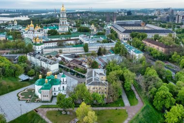 Şafak vakti Kiev-Pechersk Lavra 'nın hava manzarası. Kiev, Ukrayna