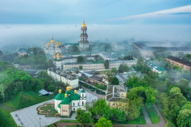 Şafak vakti Kiev-Pechersk Lavra 'nın yoğun sisle kaplı hava manzarası. Kiev, Ukrayna