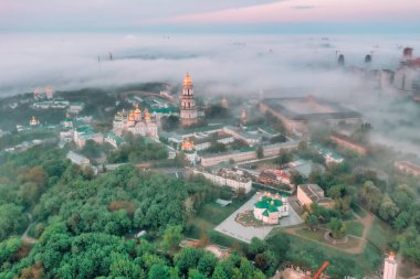 Şafak vakti Kiev-Pechersk Lavra 'nın yoğun sisle kaplı hava manzarası. Kiev, Ukrayna
