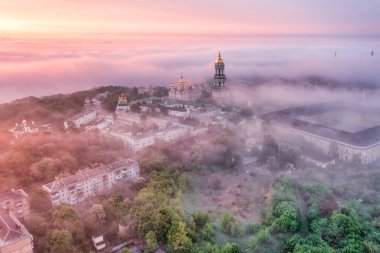 Şafak vakti Kiev-Pechersk Lavra 'nın yoğun sisle kaplı hava manzarası. Kiev, Ukrayna