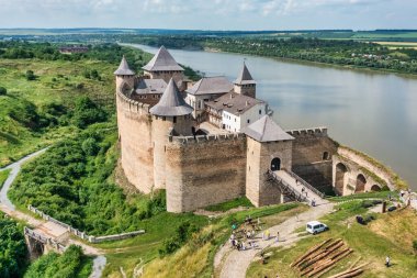 Khotyn Ortaçağ Şatosu 'nun havadan görünüşü, nehrin üzerindeki yeşil tepe üzerinde..