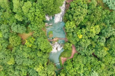 Dzhurinsky ya da Krasnogorodsky şelalesi, hava manzaralı, Nyrkov, Zalishchikovsky kasabasındaki Dzhurin Nehri üzerinde, Ternopil bölgesi.