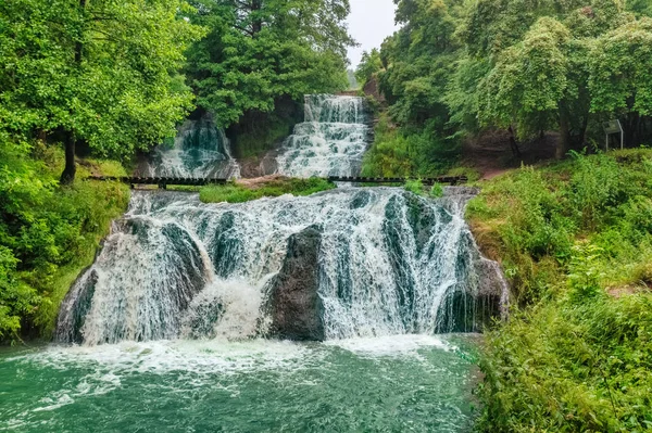 Dzhurynskyi or the Chervonohorodskyi waterfall is located on the Dzhuryn river in Nyrkiv village, Zalishchyky region, Ternopil Oblast — Stock Photo, Image