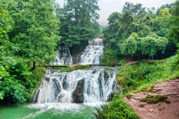 Dzhurinsky ya da Krasnogorodsky şelalesi, hava manzaralı, Nyrkov, Zalishchikovsky bölgesi Ternopil bölgesindeki Dzhurin Nehri üzerinde yer alıyor..