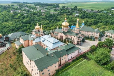 Ternopil bölgesindeki Khreshchatyk köyündeki eski Aziz John İlahiyat Manastırı 'nın muhteşem bir hava manzarası, ormanı olan dik bir yamaçta, Dinyester Nehri aşağı akar. Khreshchatyk, Dinyester Kanyonu, Ukrayna.