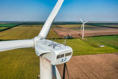 Ukrayna 'daki bir tarlada rüzgar türbininin havadan görünüşü