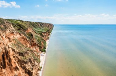 İnanılmaz doğa manzarası, Stanislav kil dağlarının havadan görünüşü, Dinyeper nehrinin üzerindeki tuhaf kanyon, dış seyahat arka planı, Ukrayna, Kherson büyük kanyonu.