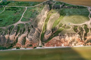 İnanılmaz doğa manzarası, Stanislav kil dağlarının havadan görünüşü, Dinyeper nehrinin üzerindeki tuhaf kanyon, dış seyahat arka planı, Ukrayna, Kherson büyük kanyonu.