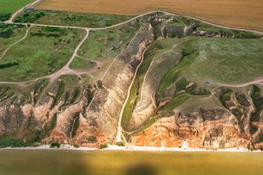 İnanılmaz doğa manzarası, Stanislav kil dağlarının havadan görünüşü, Dinyeper nehrinin üzerindeki tuhaf kanyon, dış seyahat arka planı, Ukrayna, Kherson büyük kanyonu.