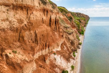 İnanılmaz doğa manzarası, Stanislav kil dağlarının havadan görünüşü, Dinyeper nehrinin üzerindeki tuhaf kanyon, dış seyahat arka planı, Ukrayna, Kherson büyük kanyonu.