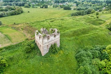 Ukrayna 'daki antik Sutkovets şatosunun kalıntılarının hava manzarası..