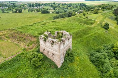 Ukrayna 'daki antik Sutkovets şatosunun kalıntılarının hava manzarası..
