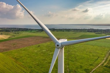 Ukrayna 'daki bir tarlada rüzgar türbininin havadan görünüşü