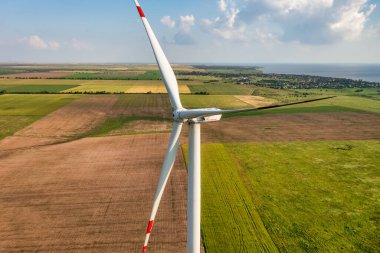 Ukrayna 'daki bir tarlada rüzgar türbininin havadan görünüşü