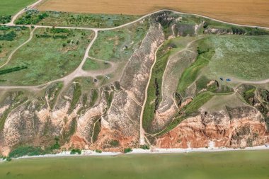 İnanılmaz doğa manzarası, Stanislav kil dağlarının havadan görünüşü, Dinyeper nehrinin üzerindeki tuhaf kanyon, dış seyahat arka planı, Ukrayna, Kherson büyük kanyonu.