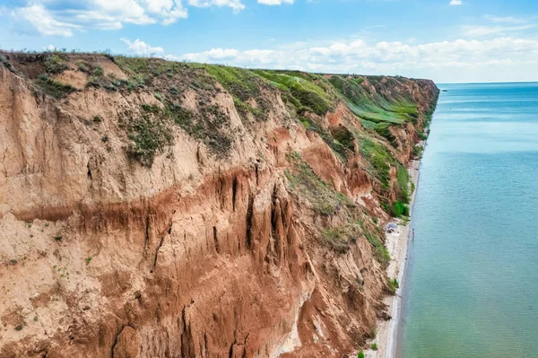 İnanılmaz doğa manzarası, Stanislav kil dağlarının havadan görünüşü, Dinyeper nehrinin üzerindeki tuhaf kanyon, dış seyahat arka planı, Ukrayna, Kherson büyük kanyonu.