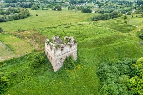 Ukrayna 'daki antik Sutkovets şatosunun kalıntılarının hava manzarası..