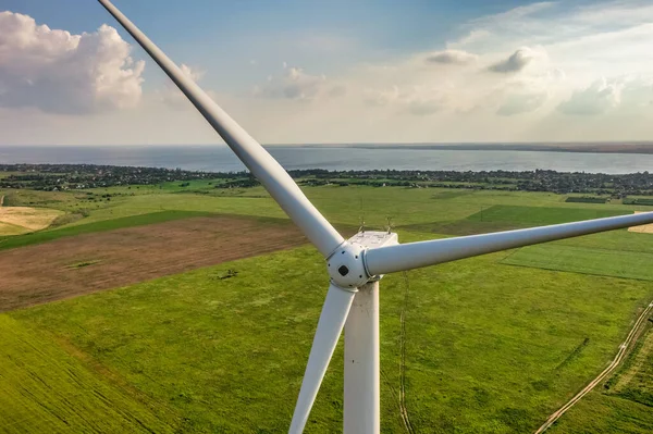 Ukrayna 'daki bir tarlada rüzgar türbininin havadan görünüşü