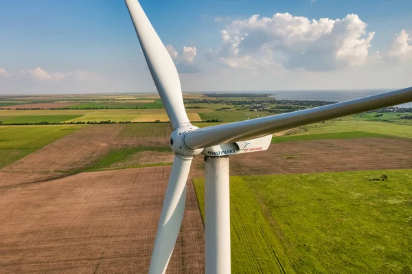 Ukrayna 'daki bir tarlada rüzgar türbininin havadan görünüşü