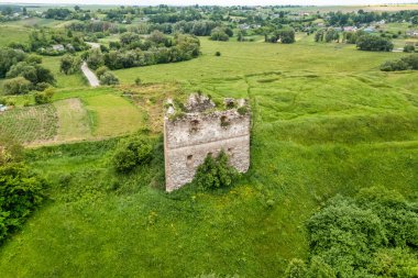 Ukrayna 'daki antik Sutkovets şatosunun kalıntılarının hava manzarası..