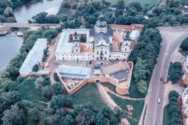 Yalınayak Carmelite Manastırı 'nın havadan görünüşü. Berdichev, Ukrayna