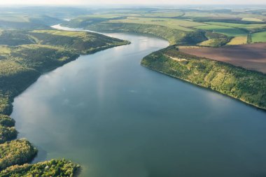 Dinyester Nehri 'nin muhteşem hava manzarası. Pahalı kıyıları var. Bakota Ulusal Doğal Parkı, Podolskie Tovtry, Ukrayna. Uçan bir dronun güzel manzarası.