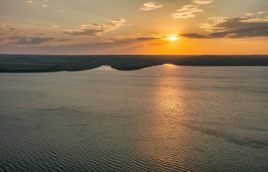Gün batımında Dinyester Nehri 'nin muhteşem hava manzarası. Bakota Ulusal Doğal Parkı, Podolskie Tovtry, Ukrayna. Uçan bir drondan güzel bir manzara.
