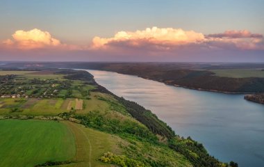 Gün batımında Dinyester Nehri 'nin muhteşem hava manzarası. Bakota Ulusal Doğal Parkı, Podolskie Tovtry, Ukrayna. Uçan bir drondan güzel bir manzara.
