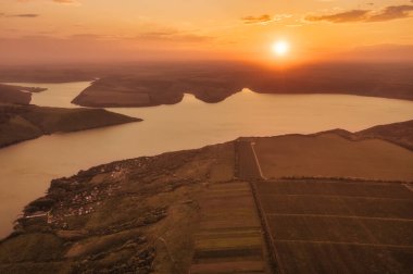 Gün batımında Dinyester Nehri 'nin muhteşem hava manzarası. Bakota Ulusal Doğal Parkı, Podolskie Tovtry, Ukrayna. Uçan bir drondan güzel bir manzara.