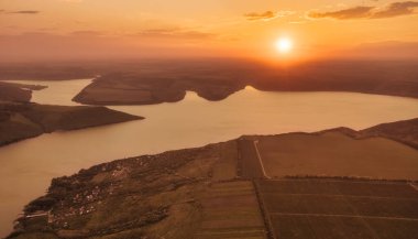 Gün batımında Dinyester Nehri 'nin muhteşem hava manzarası. Bakota Ulusal Doğal Parkı, Podolskie Tovtry, Ukrayna. Uçan bir drondan güzel bir manzara.
