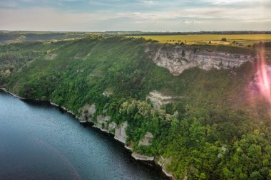 Dinyester Nehri 'nin muhteşem hava manzarası. Pahalı kıyıları var. Bakota Ulusal Doğal Parkı, Podolskie Tovtry, Ukrayna. Uçan bir dronun güzel manzarası.