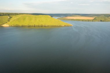 Dinyester Nehri 'nin muhteşem hava manzarası. Pahalı kıyıları var. Bakota Ulusal Doğal Parkı, Podolskie Tovtry, Ukrayna. Uçan bir dronun güzel manzarası.