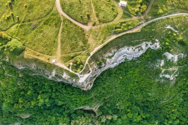 Bakota Ulusal Doğal Parkı, Podilski Tovtry, Ukrayna 'nın harika hava manzarası. Uçan bir drondan güzel bir manzara..