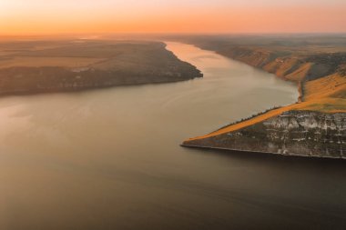 Dinyester Nehri 'nin muhteşem hava manzarası, şafak vakti manzaralı bankalar. Bakota Ulusal Doğal Parkı, Podolskie Tovtry, Ukrayna. Uçan bir dronun güzel manzarası.