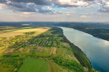 Dinyester Nehri 'nin muhteşem hava manzarası. Pahalı kıyıları var. Bakota Ulusal Doğal Parkı, Podolskie Tovtry, Ukrayna. Uçan bir dronun güzel manzarası.