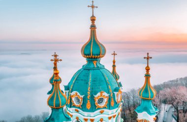 Ukrayna, Kyiv 'deki St. Andrew Kilisesi' nin hava manzarası. Konsept, seyahat turizmi